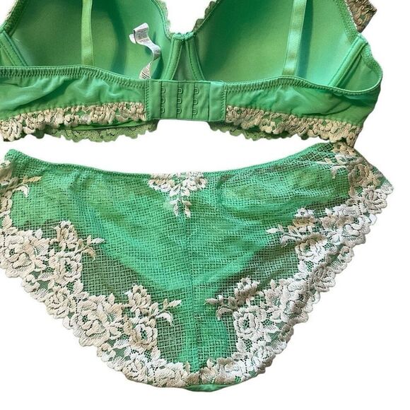 Intimissimmi green lace Pretty Flowers Sofia Balconette Bra and bottoms - Picture 5 of 8